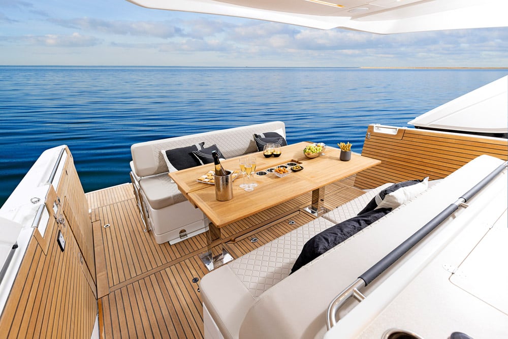 ©JEAN-BAPTISTE D'ENQUIN The large teak table for dining.