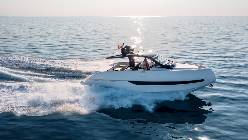 Invictus TT420 at sea