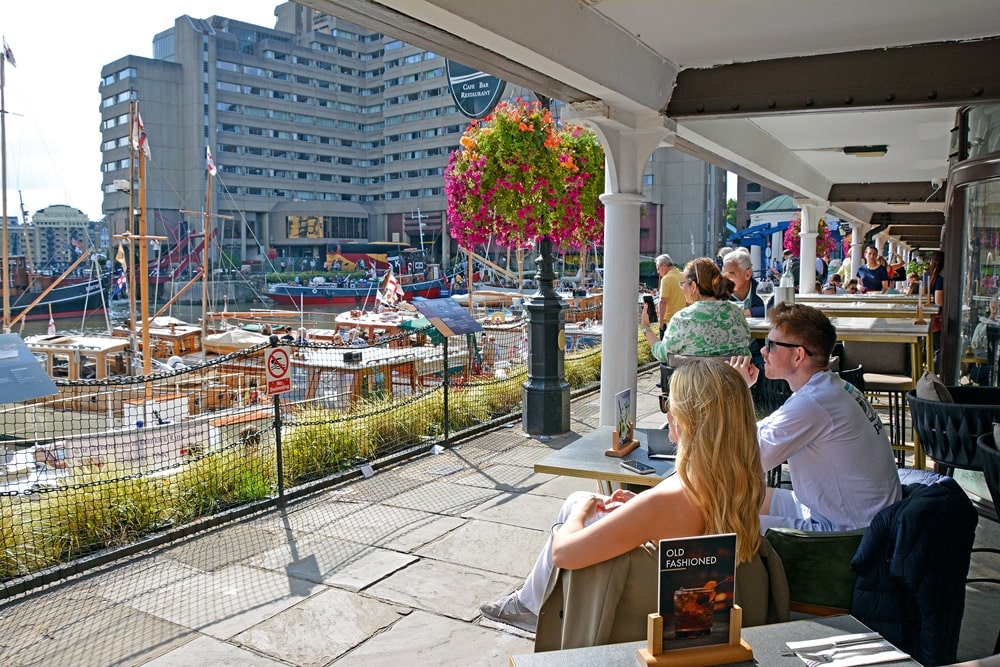 There are plenty of eateries and bistros with outdoor seating on the dock