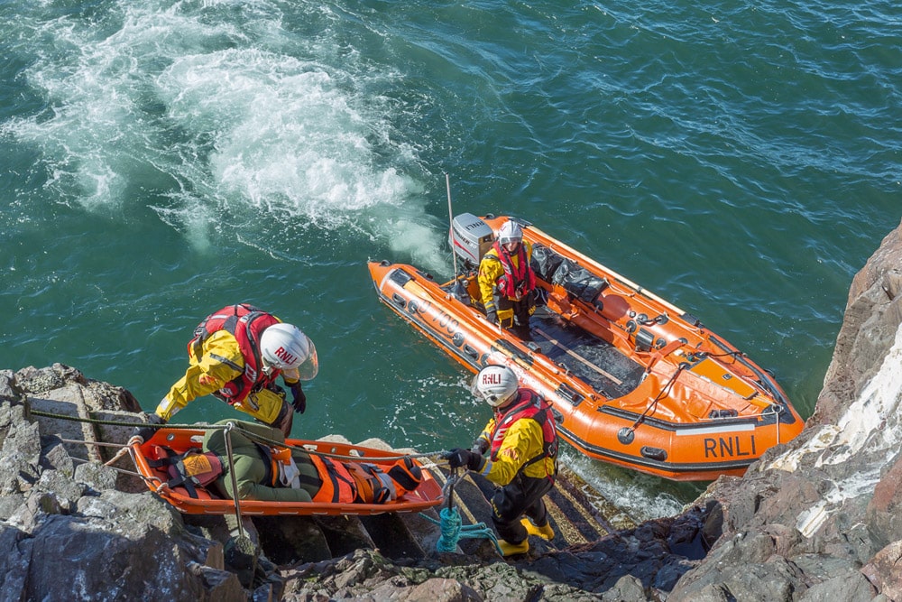 Working off cliff-face in shallow waters. © Nick Mailer Photography