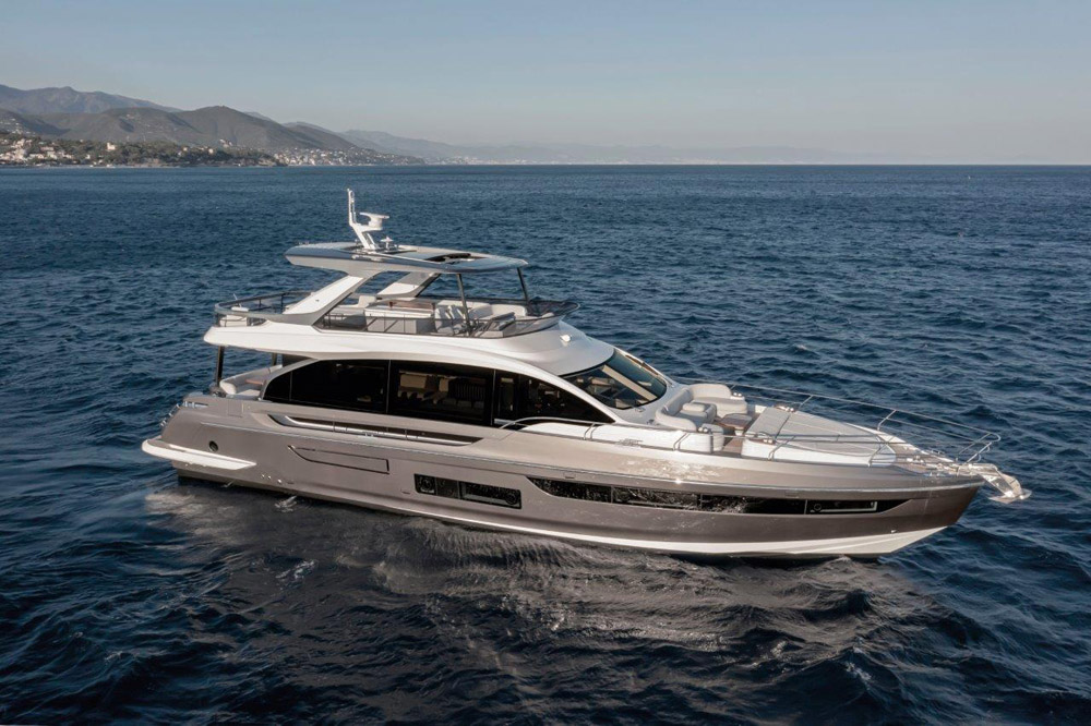 Azimut Fly 72 on water