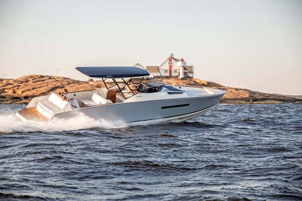 Cormate Explorer 35 running on water
