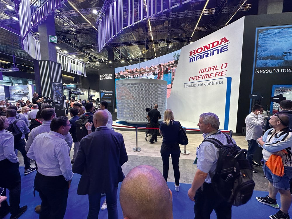 Honda V8 BF350 launch