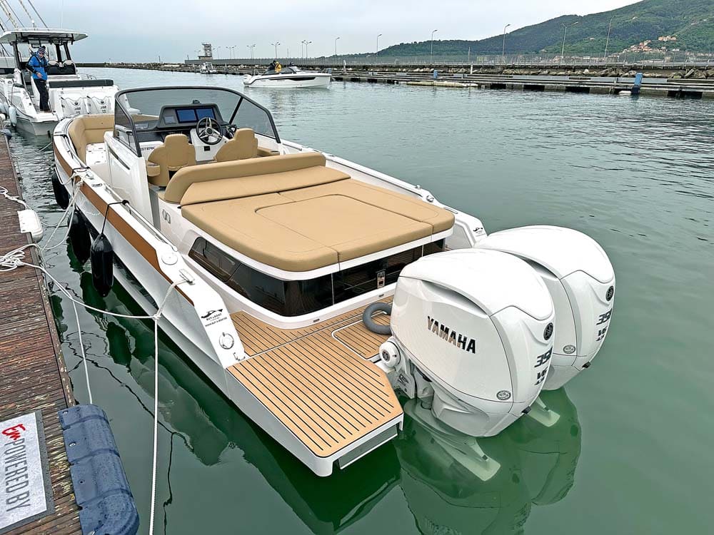 Yamaha 350hp on Sterk 31RC. Roomy sunbed.