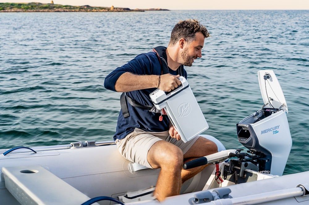 Fitting the portable battery on the Mercury Avator 7.5e outboard.