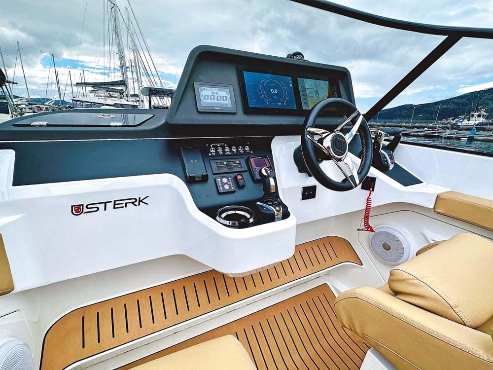 Sterk. Roomy cockpit. German sports boat