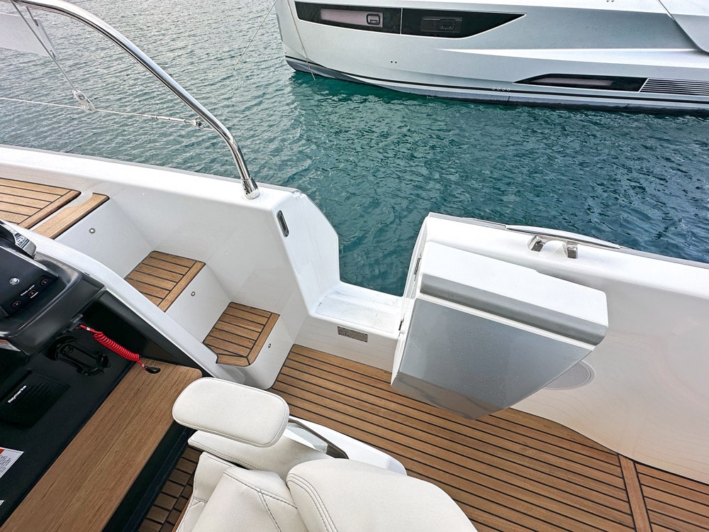 The side boarding gate gives quick and easy access when coming alongside.