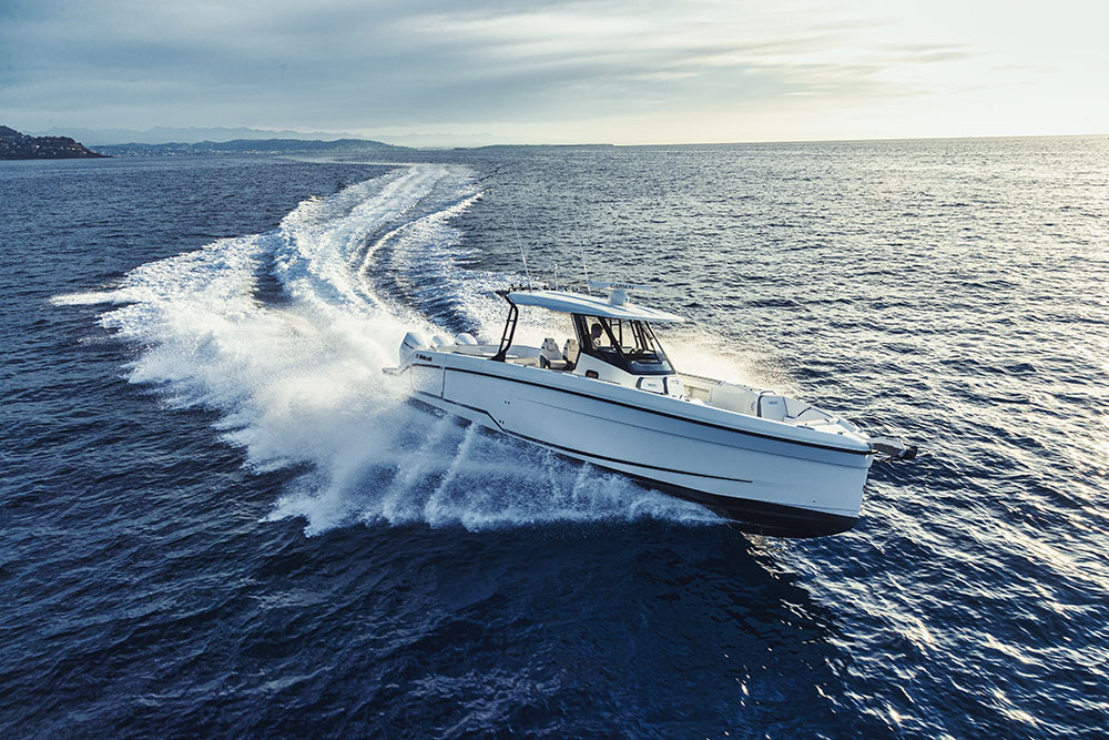 Wellcraft 38 T-Top - Explore this offshore performer at the Düsseldorf and Miami Boat Shows in early 2025.
