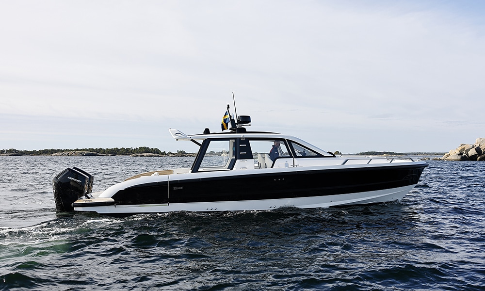 Windy SR40 pictured at sea.