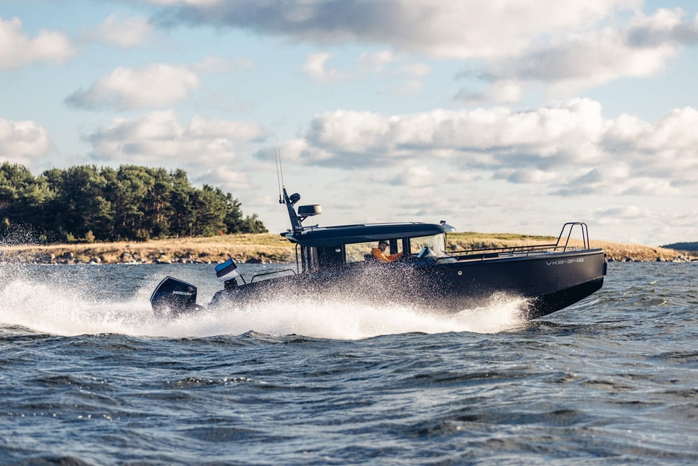 EXPLR 10 S+ - One of XO’s best-selling models, the EXPLR 10 Sport + has sea-keeping performance, striking design and year round comfort. Gather your group & go!
