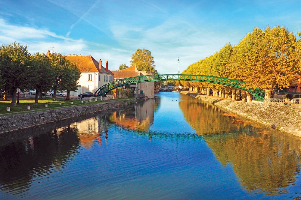 Metal footbridge, built according to the Gustave Eiffel process, above the Briare canal, in Montargis © iStock-Marie Dofra.