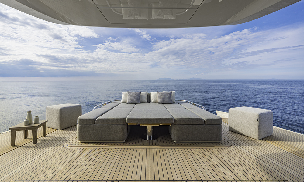 Spacious aft sunbed on Invictus ST550 with open sea views.