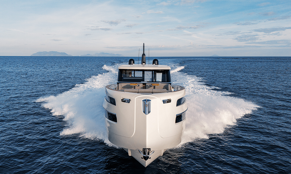 Invictus Yacht's ST550 underway at speed, viewed from the bow.