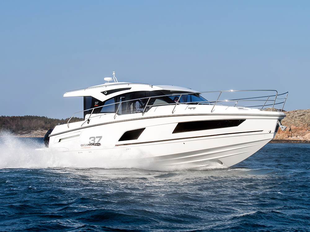 Grandezza 37 Outboard at speed on open water.