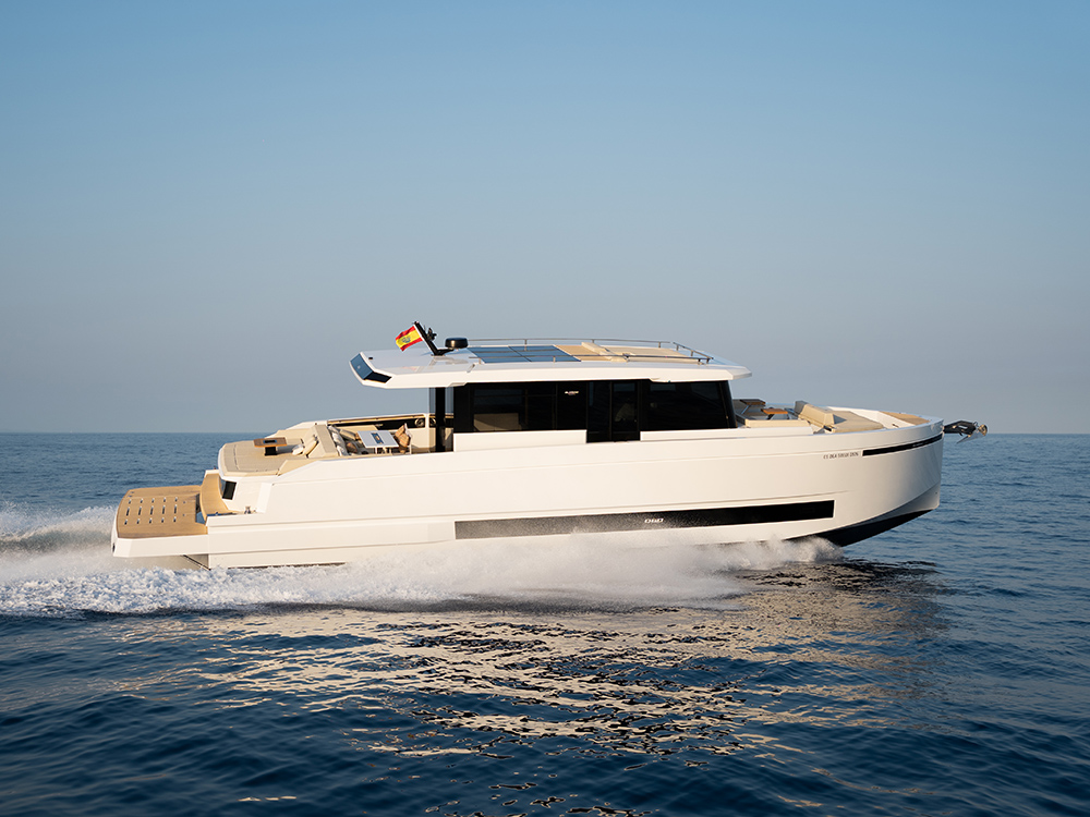 De Antonio D60 cruising at speed on open water,.