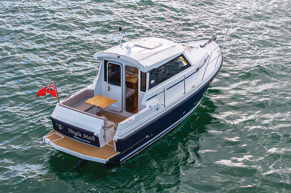 Orkney Pilothouse 27 sat still on green sea