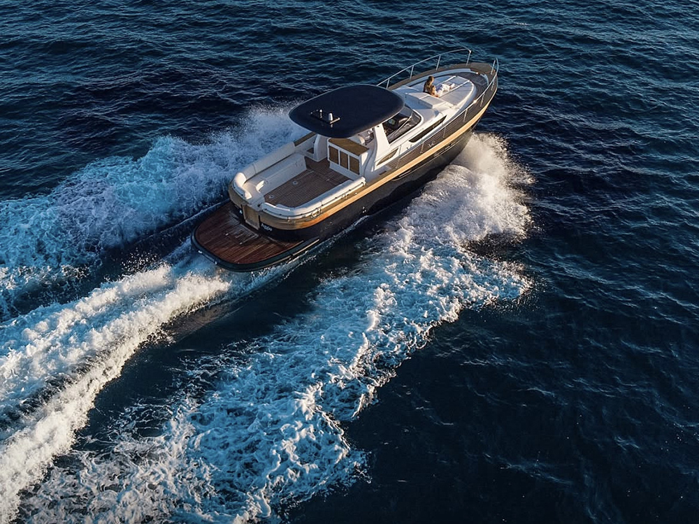 Girbau G31 motorboat cruising at speed on open sea.