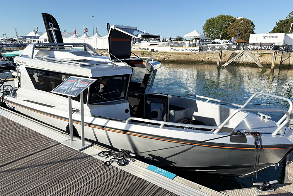 Aluminium craft Ockelbo 25 tied to a pontoon on display at SIBS25