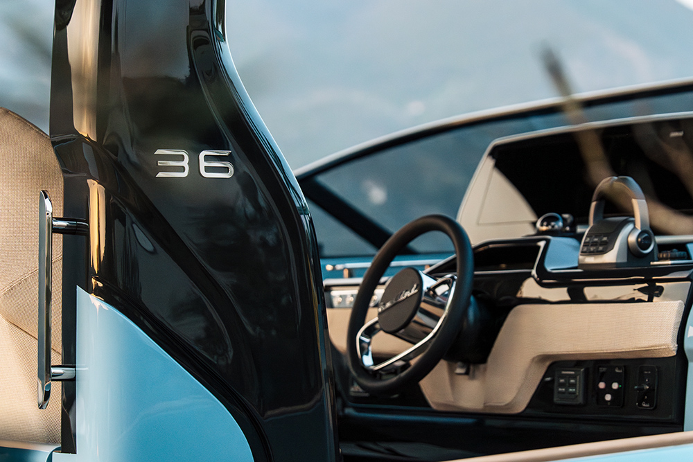 Steering console to Bellini Astor 36 in beige and turquoise.