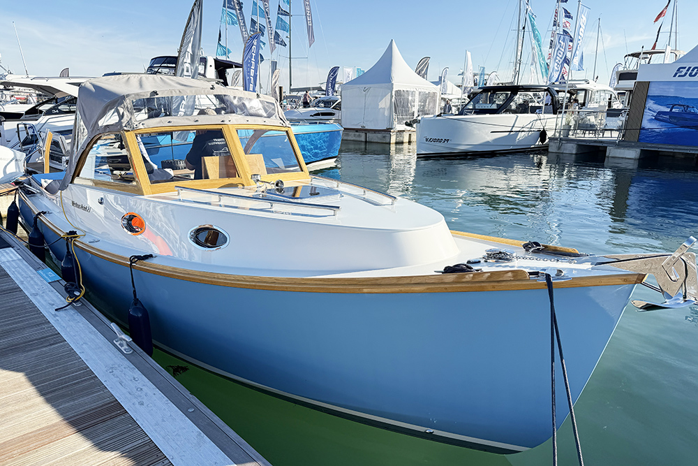 Baby blue traditional build day cruiser at SIBS 25