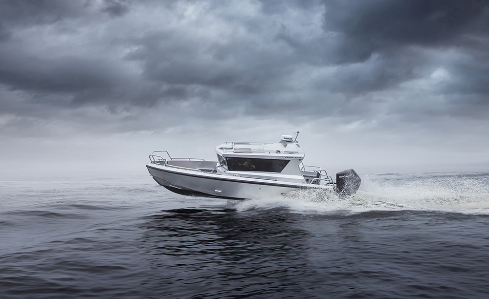 Ockelbo B25 CAB cruising at speed across open seas.