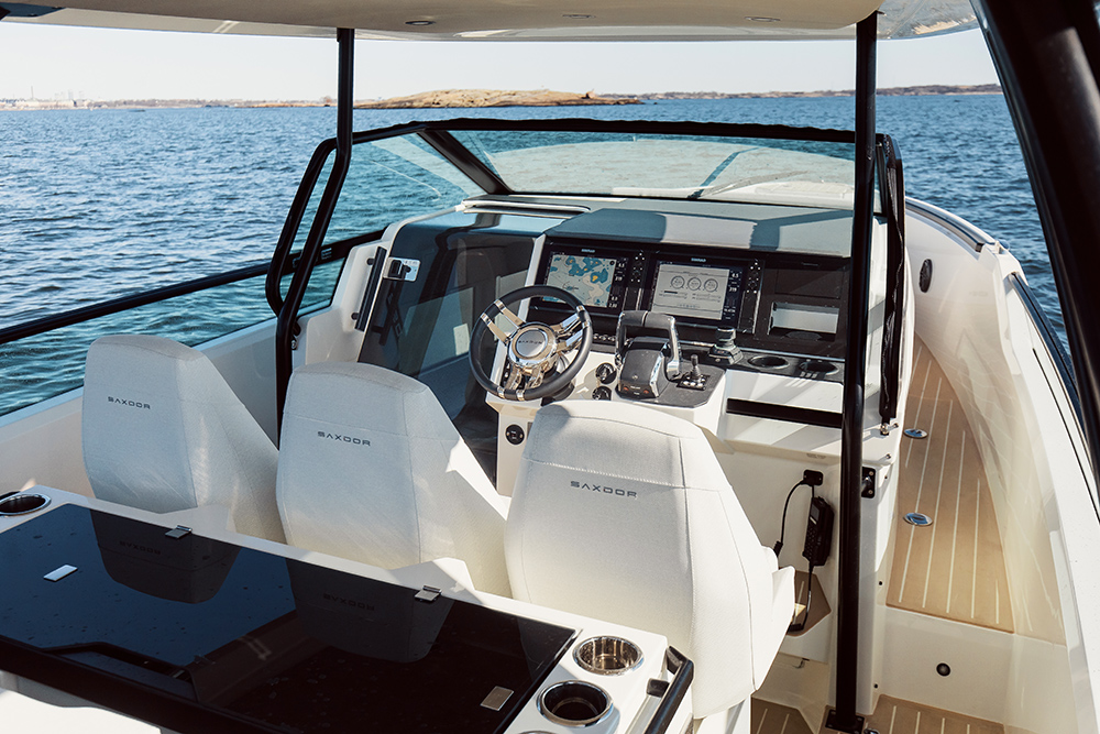 Steering console to the Saxdor 320GTO