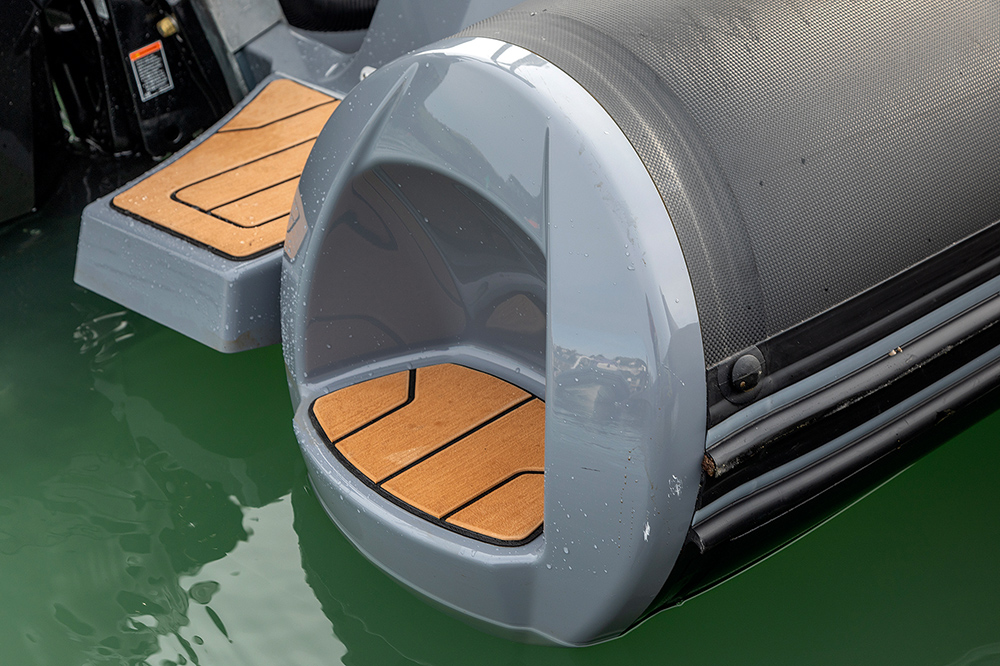 Inset step to the end of a RIB tube on Grand G680