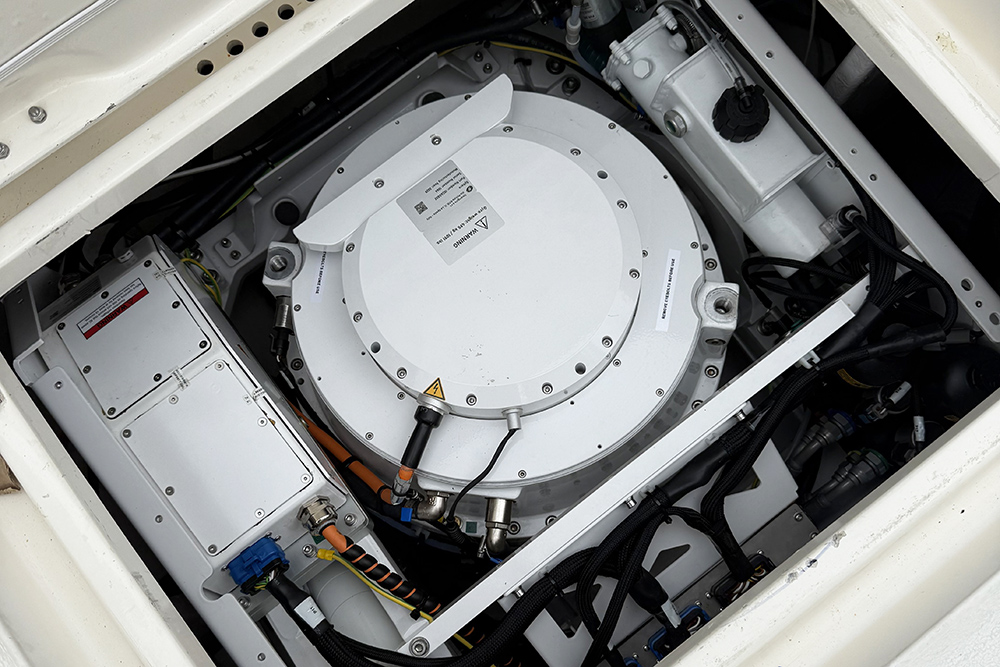 Compact Smartgyro SG20 installed inside a yacht’s machinery space.