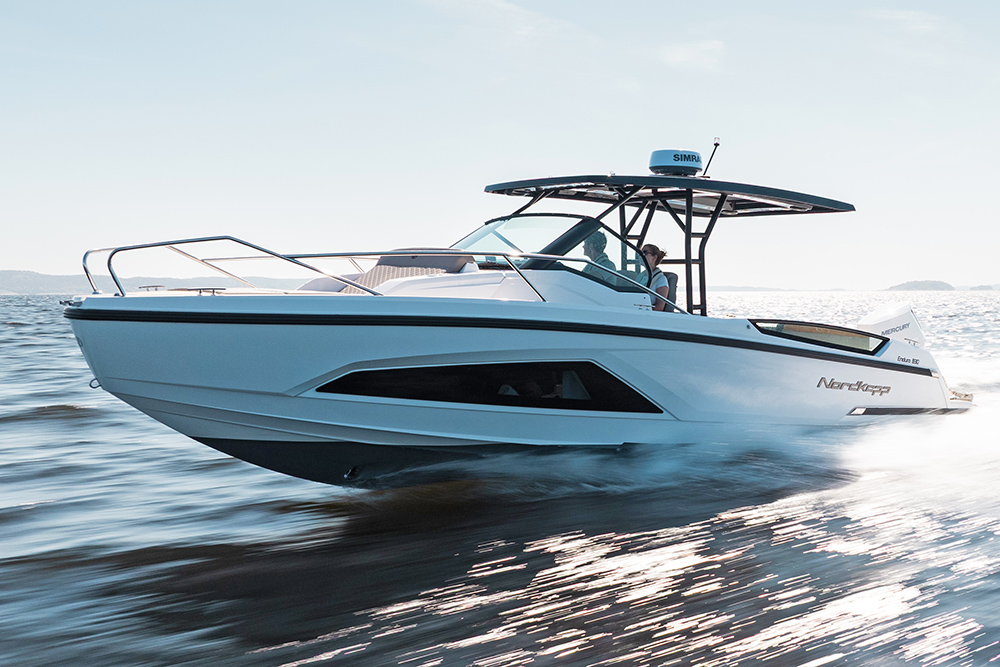 Nordkapp Enduro 830 speeding through the water