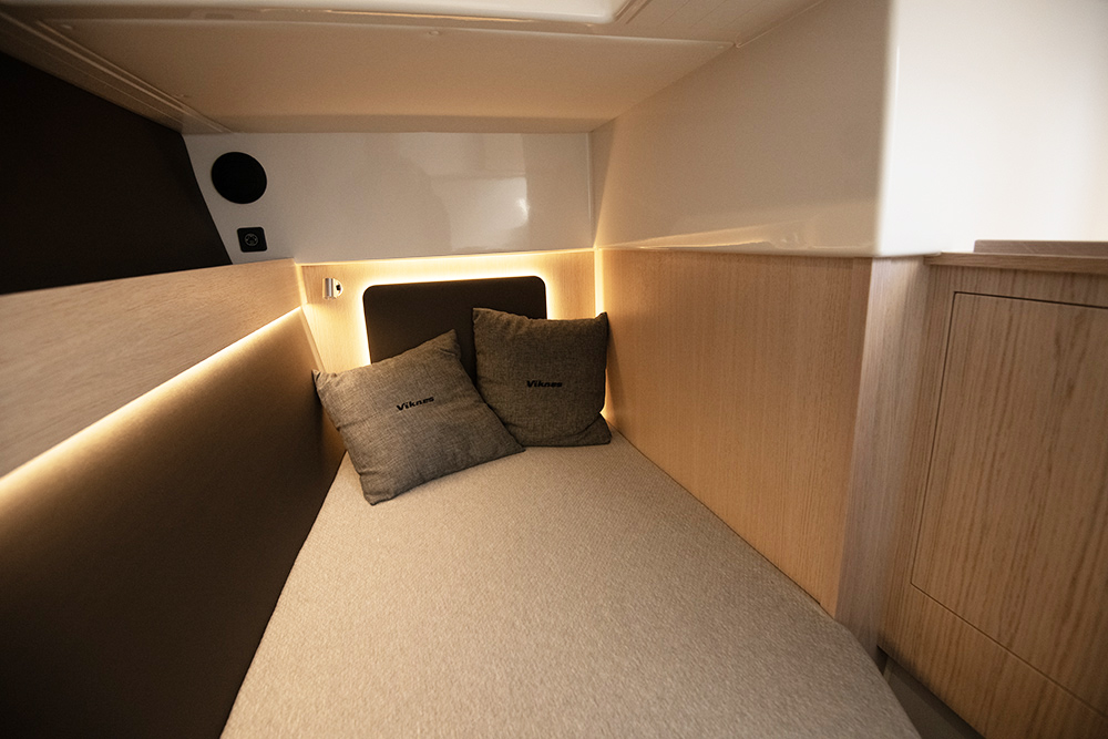 Single berth to Viknes 10 with two cushions at head in tones of brown