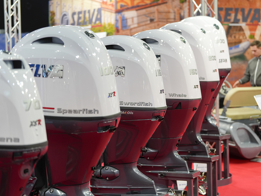 A row of Selva outboard engines in various power ratings displayed on stands at boot Düsseldorf.