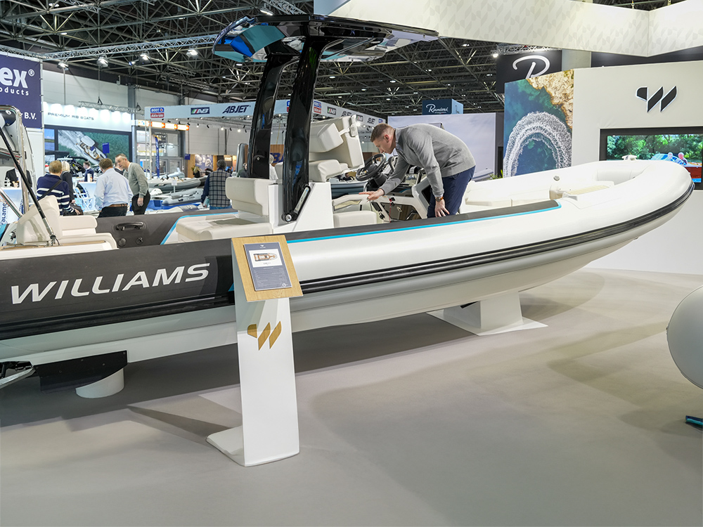 A visitor examines a Williams tender on display at boot Düsseldorf.