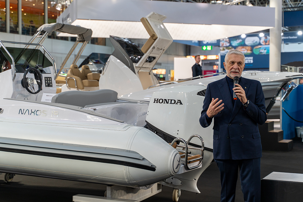 Honda Marine executive presents the Naxos 19 RIB with Honda outboard at boot Düsseldorf 2026, marking the launch of the new Naxos brand.