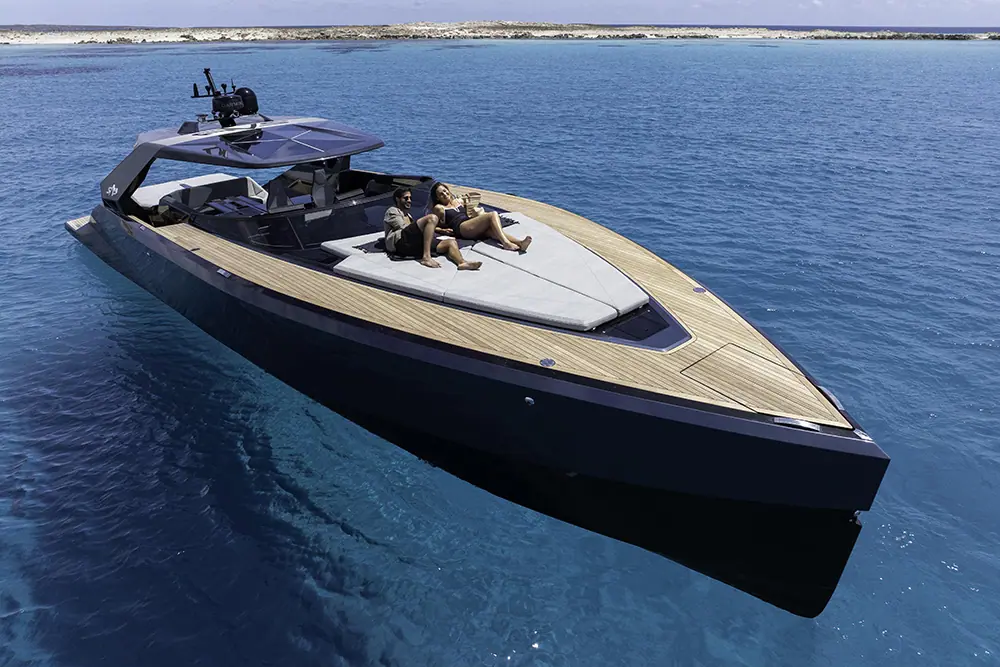 SAY 52 test review: carbon fibre performance powerboat