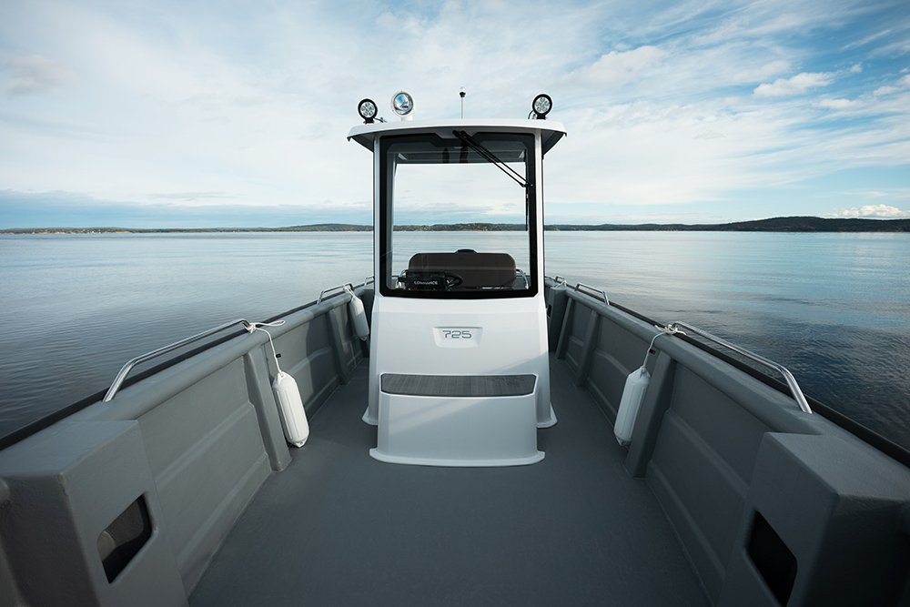 Looking across the fore deck to the t-top showing ample deck space