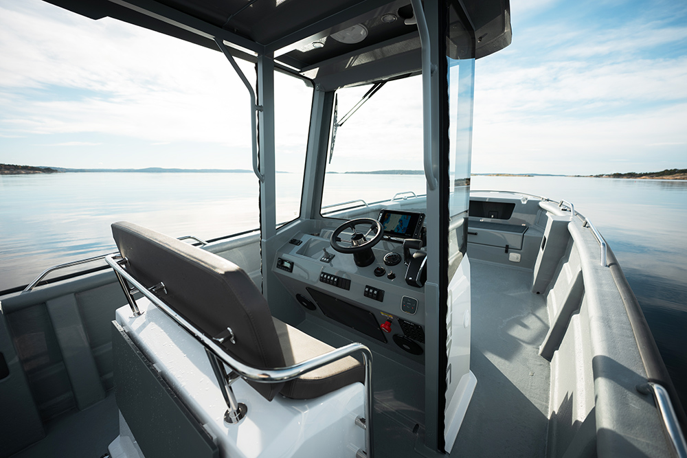 Bench seat with aluminium hand holds, t-top and helm view to the Sting 725 Pro t-top vessel