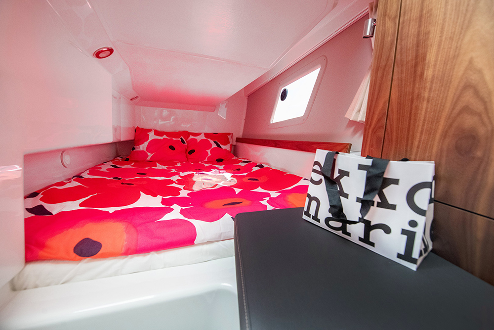 Second cabin onboard the Finnmaster P8 with red and white floral bedding.