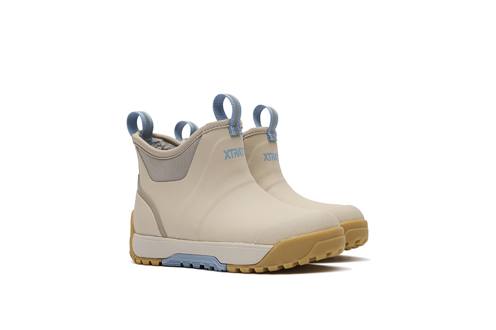 Stone-coloured XTRATUF ADB Ice kids’ waterproof boots with pull loops, warm lining and rugged soles.