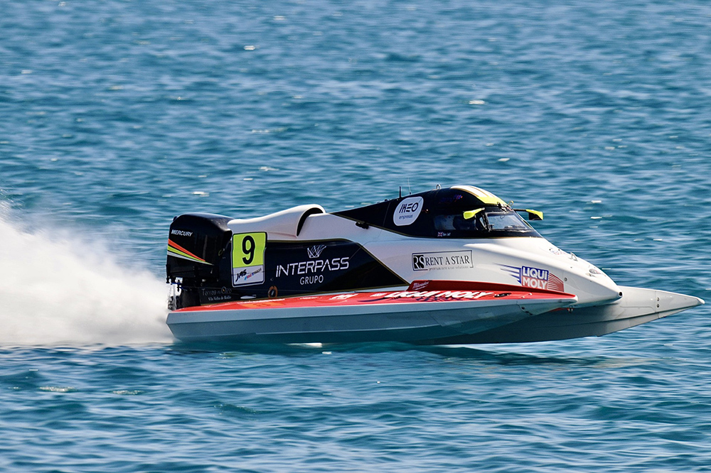 Ben Jelf's F1H2O race boat at speed during the 2026 Kyrgyzstan Grand Prix at Issyk-Kul.