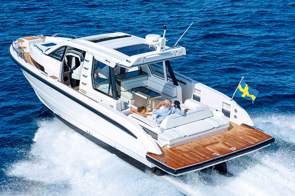 Windy SR40 motor yacht underway at speed, showing its open aft cockpit, sunbed and bathing platform