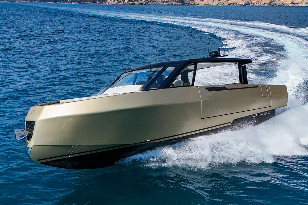 Forte 47 Gran Turismo in gold finish underway at speed